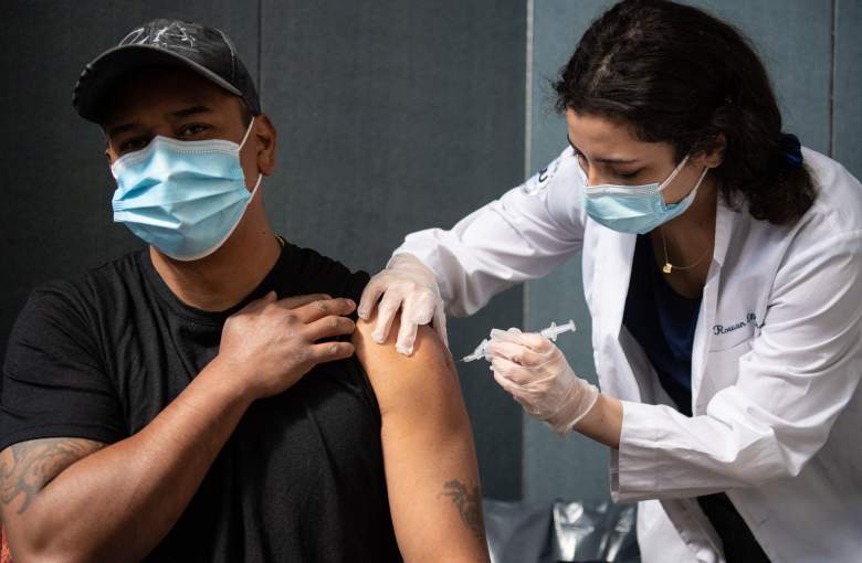 Secretario de Salud hace advertencia a latinos sobre vacuna COVID: ¿Qué dijo?