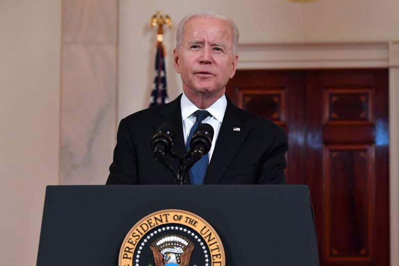 Biden firma ley contra crímenes de odio por el COVID
