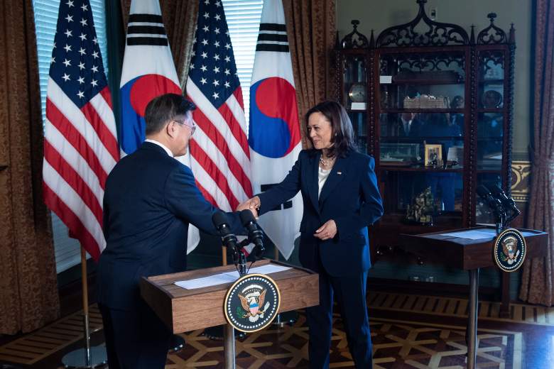 Kamala Harris se limpió la mano tras saludar a presidente coreano