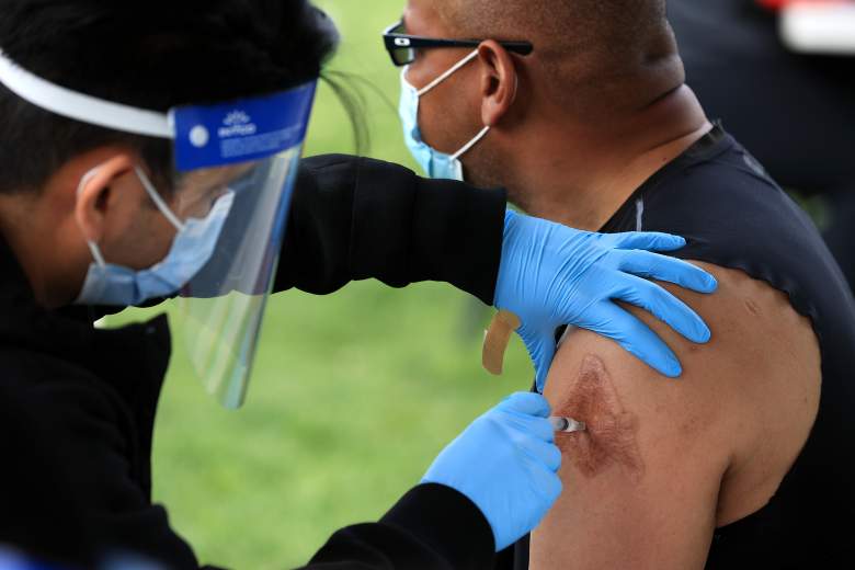 Un hombre recibe una dosis de Johnson & amp; Vacuna contra el coronavirus Johnson durante una clínica ambulatoria en el área de alcance al aire libre del Kennedy Center el 6 de mayo de 2021 en Washington, DC.