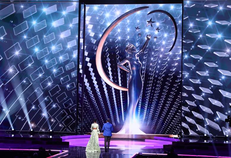Miss Universe 2019 Zozibini Tunzi y Nick Teplit aparecen en el escenario de Miss Universe 2021