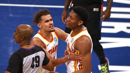 [VIDEO] Un fan de los New York Knicks escupe a Trae Young