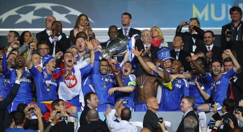 Frank Lampard y Jose Bosingwa (C) del Chelsea levantan el trofeo en celebración después de su victoria en la Final de la Liga de Campeones de la UEFA entre el FC Bayern München y Chelsea en el Fussball Arena München el 19 de mayo de 2012 en Múnich.