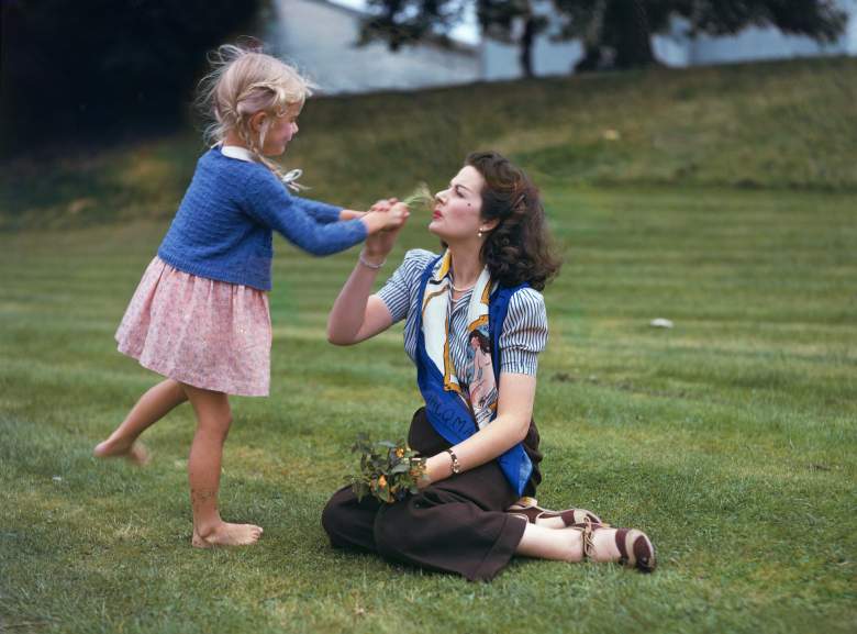 La actriz británica Margaret Lockwood (1911-1990) juega al aire libre con su hija Julia de 5 años