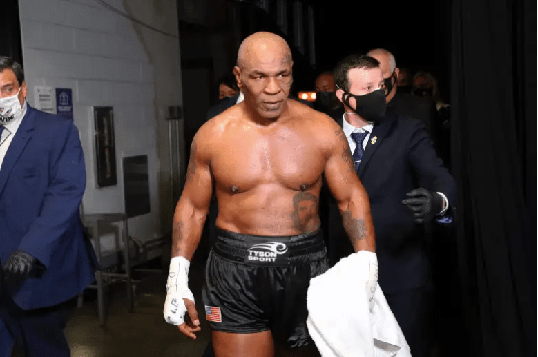 Mike Tyson sale del ring después de recibir un empate dividido contra Roy Jones Jr. durante Mike Tyson vs Roy Jones Jr. presentado por Triller en Staples Center el 28 de noviembre de 2020 en los Ángeles, California.