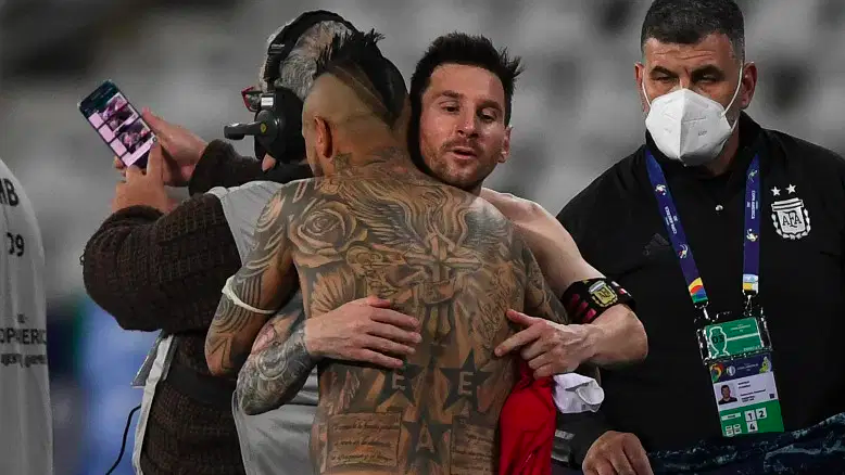 Lionel Messi y Arturo Vidal se abrazan