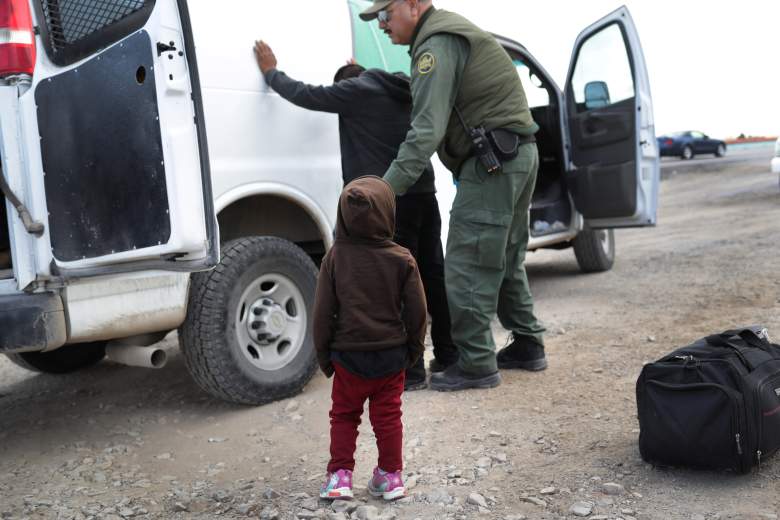 Estremecedor momento en que un niño de 5 años es abandonado en la frontera: [Video]