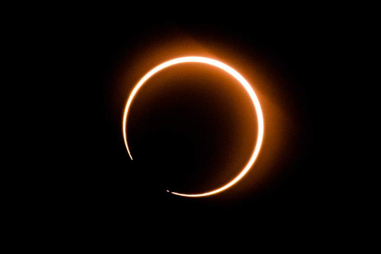 La luna se mueve frente al sol en un raro eclipse solar de "anillo de fuego" visto desde Tanjung Piai, Malasia, el 26 de diciembre de 2019.