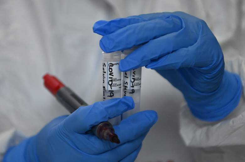 Un empleado del Ministerio de Salud obtiene resultados de las pruebas COVID-19 realizadas masivamente en diferentes puntos del país, en el laboratorio clínico Max Bloch en San Salvador, el 18 de mayo de 2020.