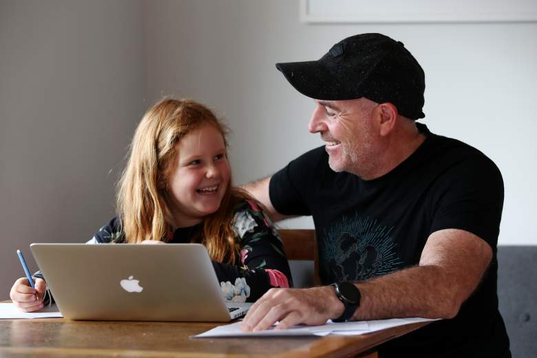 Nina Goodall (8) trabaja en sus lecciones en línea durante el primer día del trimestre con la ayuda de su padre Seamus Goodall