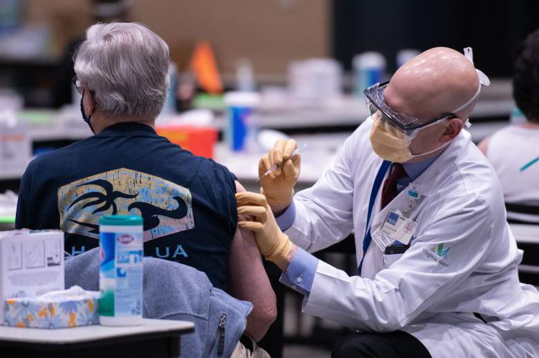 El director clínico John Corman MD en Virginia Mason administra una dosis de la vacuna Pfizer Covid-19 en el Amazon Meeting Center en el centro de Seattle, Washington, el 24 de enero de 2021.