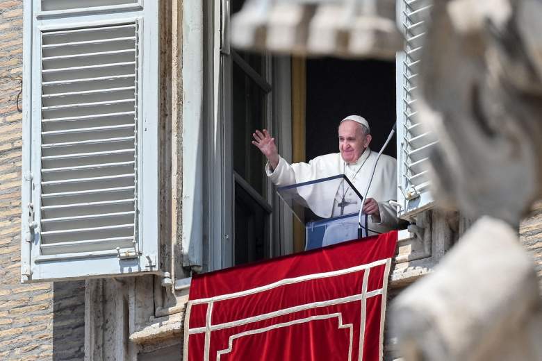 El Papa Francisco saluda desde una ventana del palacio apostólico con vista a la Plaza de San Pedro en el Vaticano durante la oración semanal del Ángelus seguida de la recitación del Regina Coeli el 9 de mayo de 2021