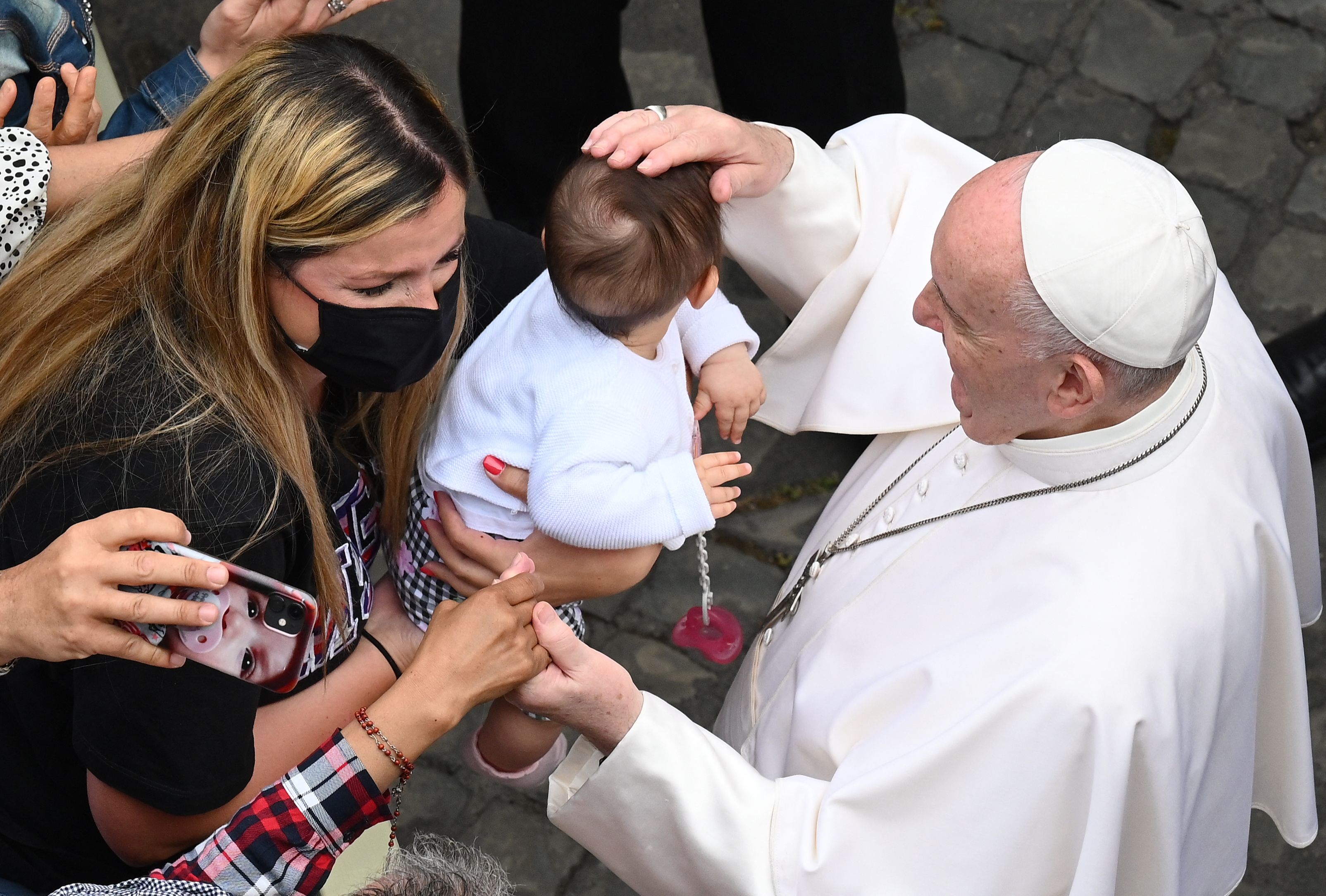 El Papa Francisco se reúne con los fieles al final de una audiencia pública limitada en el patio de San Dámaso en el Vaticano el 2 de junio de 2021.