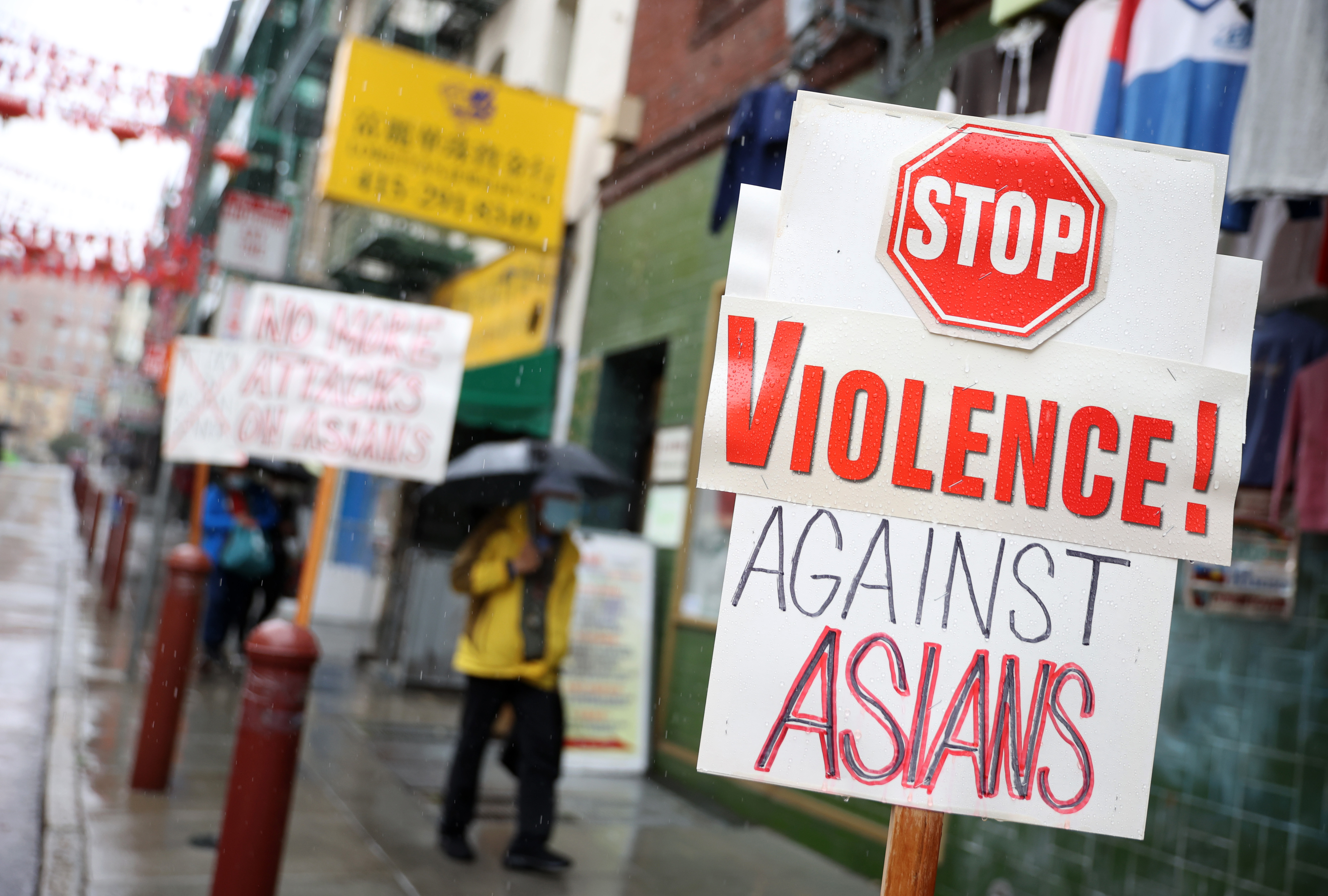 Un letrero contra la violencia contra los asiáticos se publica frente a una tienda en Chinatown el 18 de marzo de 2021 en San Francisco, California.