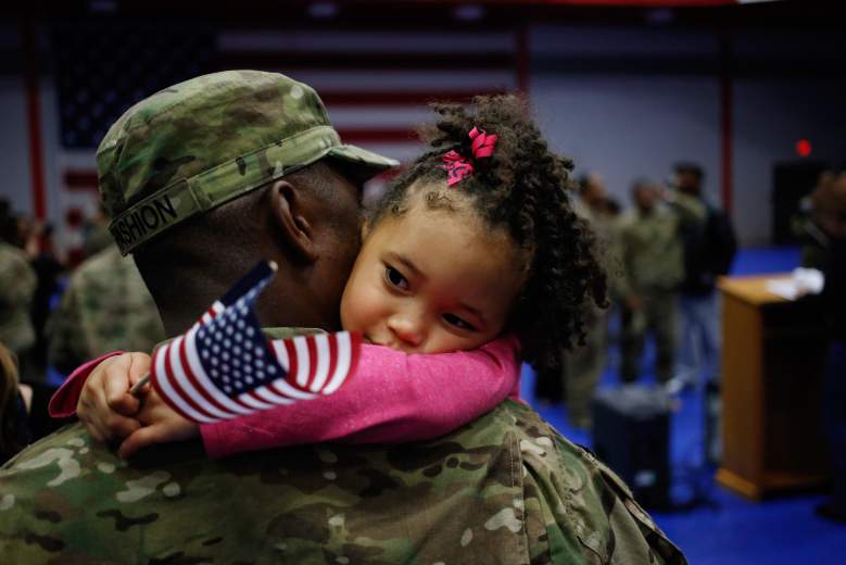 Michael Fashion, del Equipo de Combate de la Tercera Brigada del Ejército de los EE. UU., Primera División de Infantería, sostiene a su hija Malia Banks, de 5 años