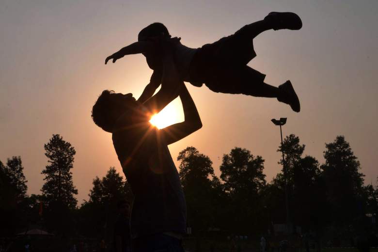 El padre indio Shailesh vomita a su hijo, Harish, en un parque en Amritsar el 19 de junio de 2016, el Día del Padre