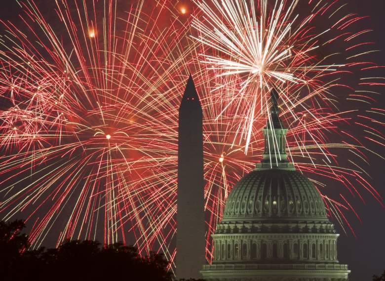 Los fuegos artificiales explotan sobre el National Mall mientras el Capitolio de los EE. UU. (R) y el Monumento Nacional se ven el 4 de julio de 2017 en Washington, DC.