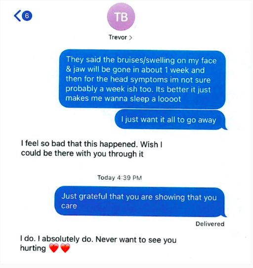 Un intercambio de mensajes de texto entre Trevor Bauer y su acusador. Sus mensajes están en azul y los de él en blanco.