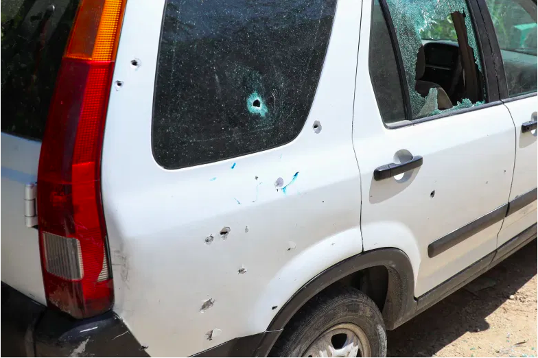 Se ven agujeros de bala en un automóvil fuera de la residencia presidencial el 7 de julio de 2021 en Puerto Príncipe, Haití. - El presidente de Haití, Jovenel Moise, fue asesinado y su esposa resultó herida a principios del 7 de julio de 2021 en un ataque a su casa.