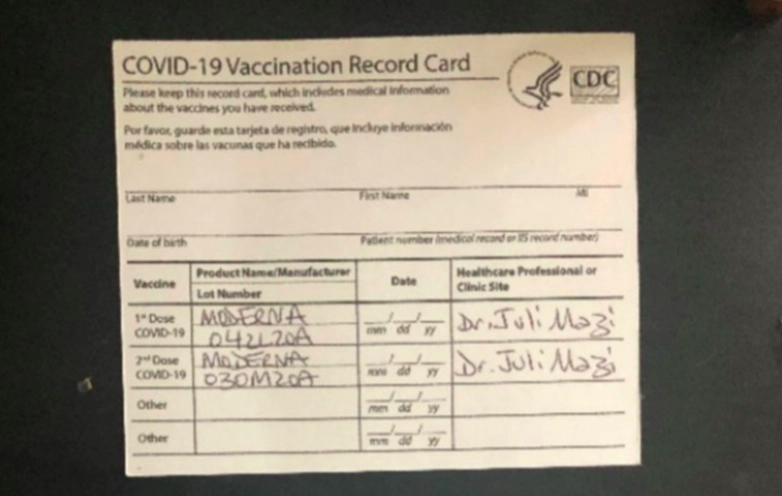 Los fiscales dijeron que Juli Mazi vendió estas tarjetas de vacunación falsas.