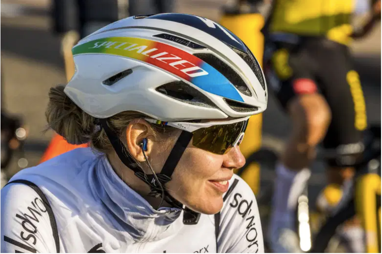 Anna van der Breggen encabeza el campo en la carrera de ruta femenina olímpica de 2021.