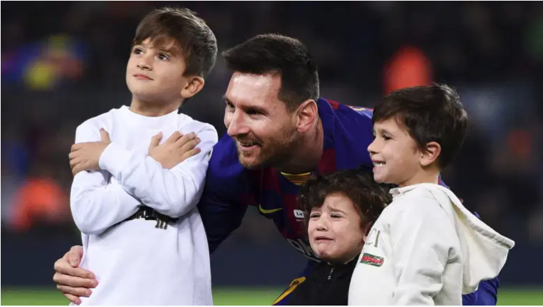 Lionel Messi y sus Thiago y Mateo en el Camp Nou
