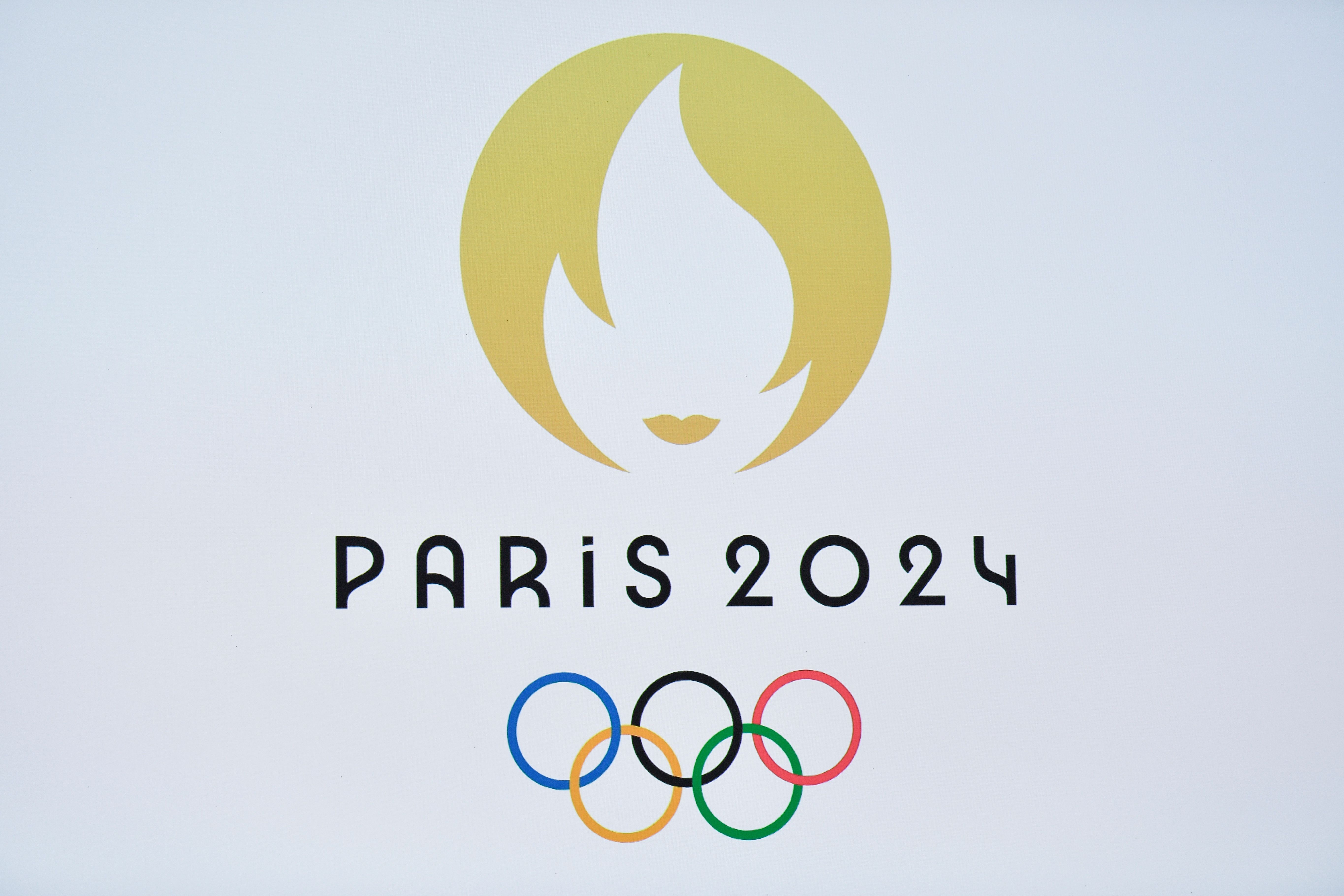 Foto tomada el 21 de octubre de 2019 muestra un logotipo durante una ceremonia de presentación del logotipo para los Juegos Olímpicos de París 2024 en el cine Grand Rex de París.