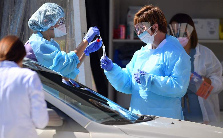 Los trabajadores médicos en el campus francés de Kaiser Permanente examinan a un paciente para detectar el nuevo coronavirus, COVID-19, en un centro de pruebas de autoservicio en San Francisco, California, el 12 de marzo de 2020.