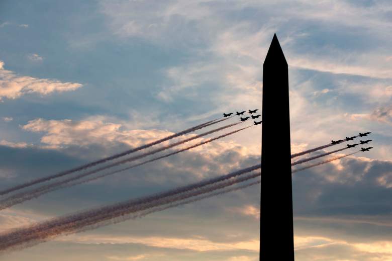 US Navy Blue Angels y US Air Force Thunderbirds sobrevuelan el Monumento a Washington en el National Mall durante el evento "Salute to America" de 2020 en honor al Día de la Independencia en Washington, DC, 4 de julio de 2020.