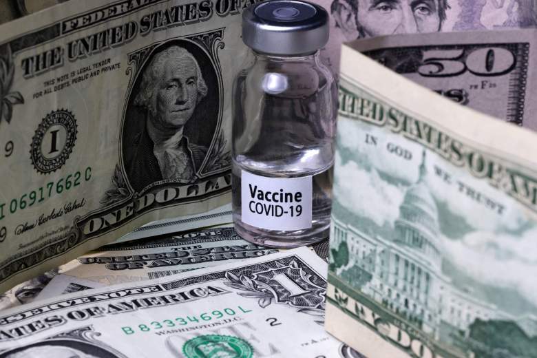 Esta ilustración muestra un vial que dice "Vacuna Covid-19" con diferentes tipos de billetes de dólar