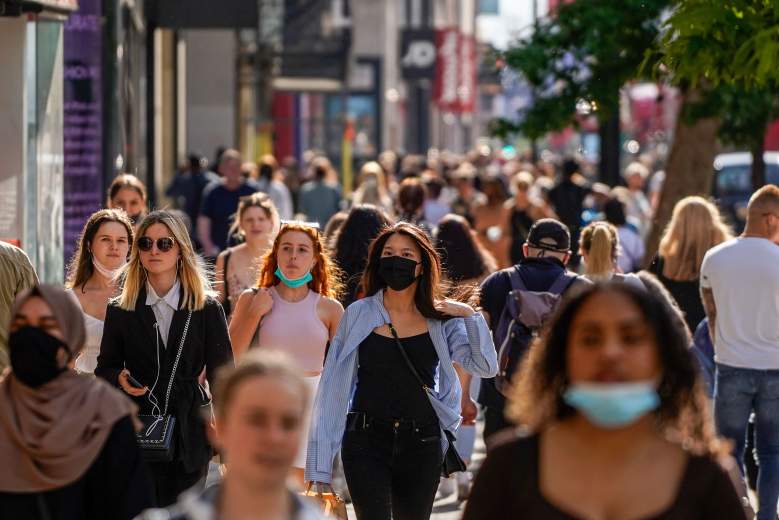 Los peatones, algunos con cubiertas faciales debido al Covid-19, pasan frente a las tiendas de Oxford Street en el centro de Londres el 7 de junio de 2021.