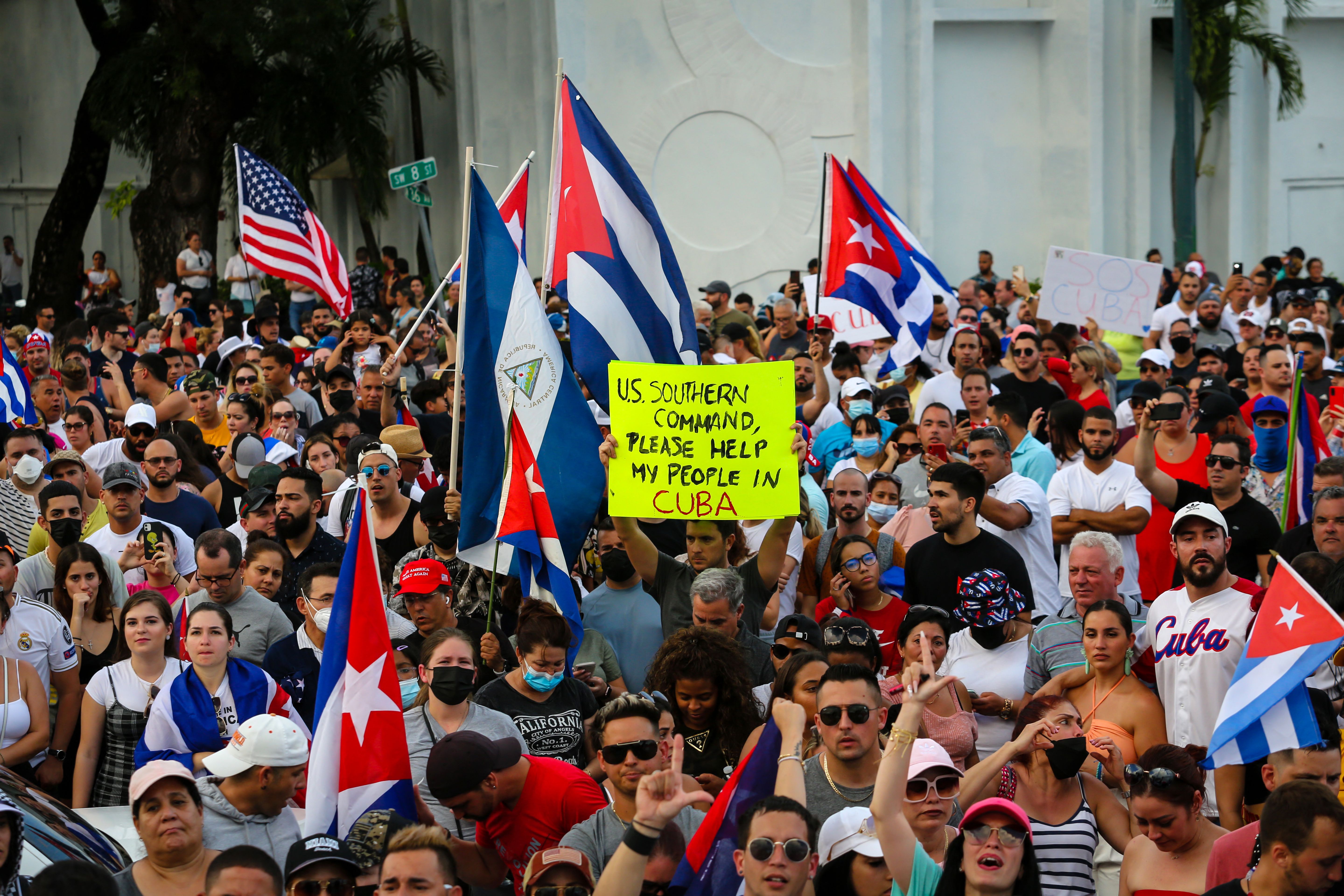 Miles de personas protestan en Cuba contra el gobierno