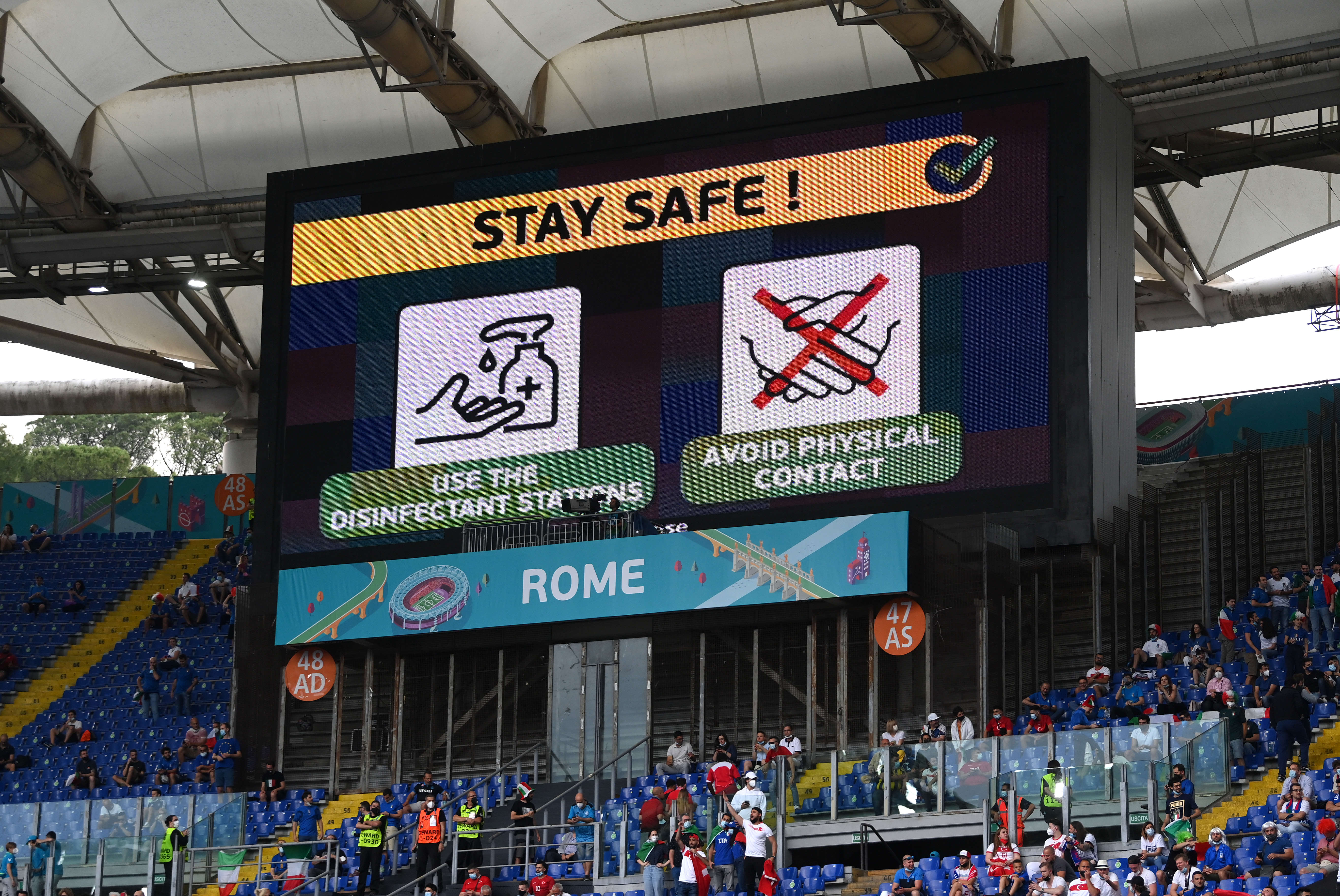La información de Covid-19 se muestra en el tablero LED antes del partido del Grupo A del Campeonato de la UEFA Euro 2020 entre Turquía e Italia en el Stadio Olimpico