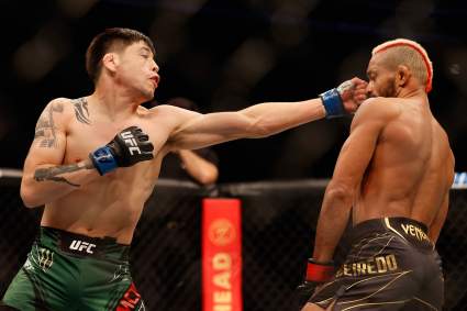 Estrella de las artes marciales mixtas genera revuelo en partido de selección mexicana