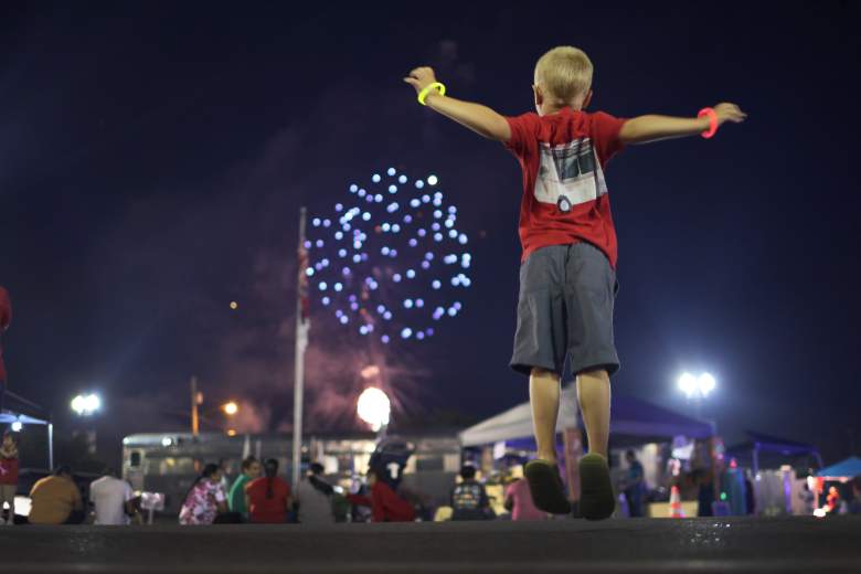 Un niño salta en el aire mientras los fuegos artificiales del Día de la Independencia explotan el 4 de julio de 2021 en Sweetwater, Tennessee.