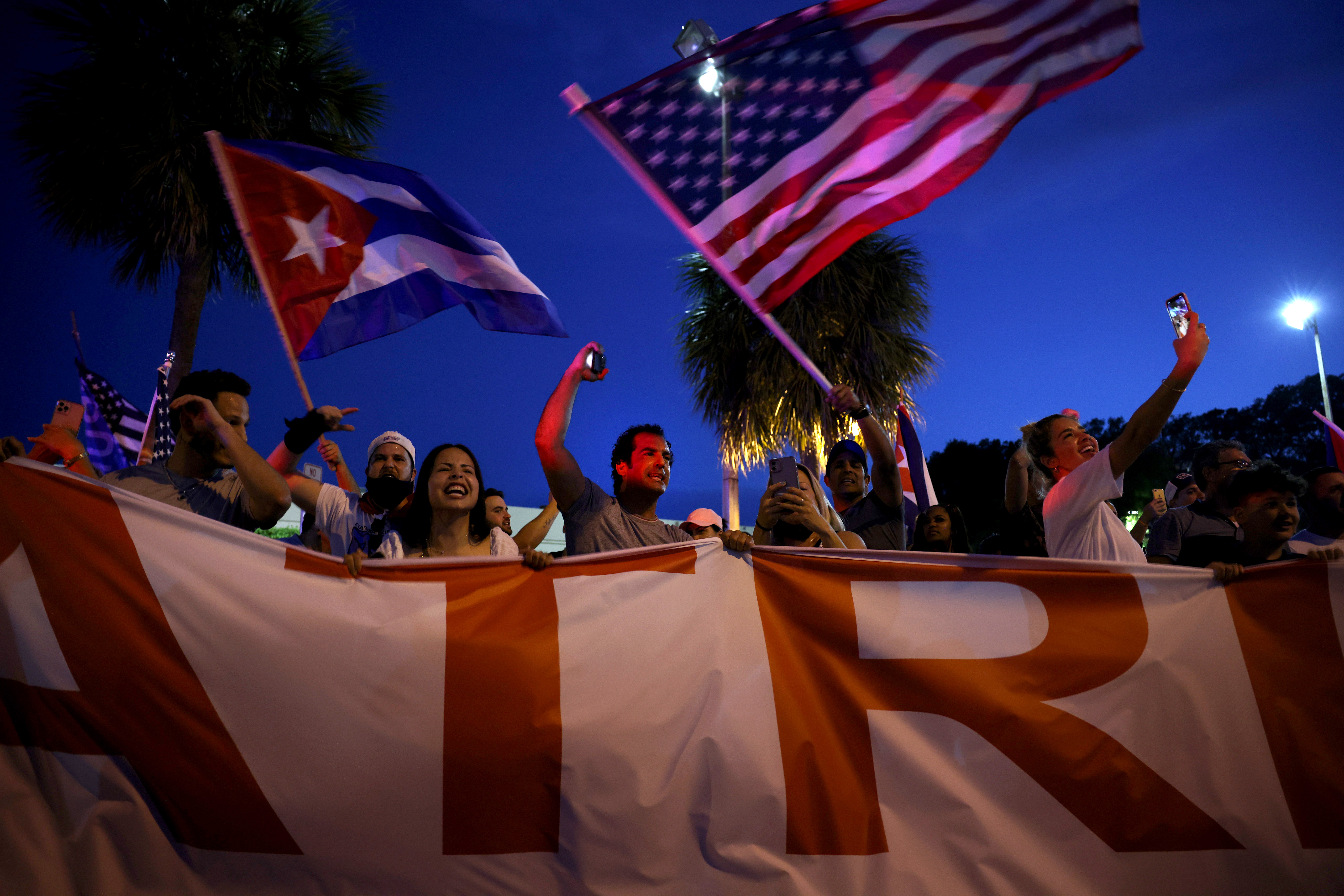 La gente se manifiesta cerca de Versailles, un restaurante cubano en el barrio de la Pequeña Habana, en apoyo de las protestas en Cuba el 11 de julio de 2021 en Miami, Florida.