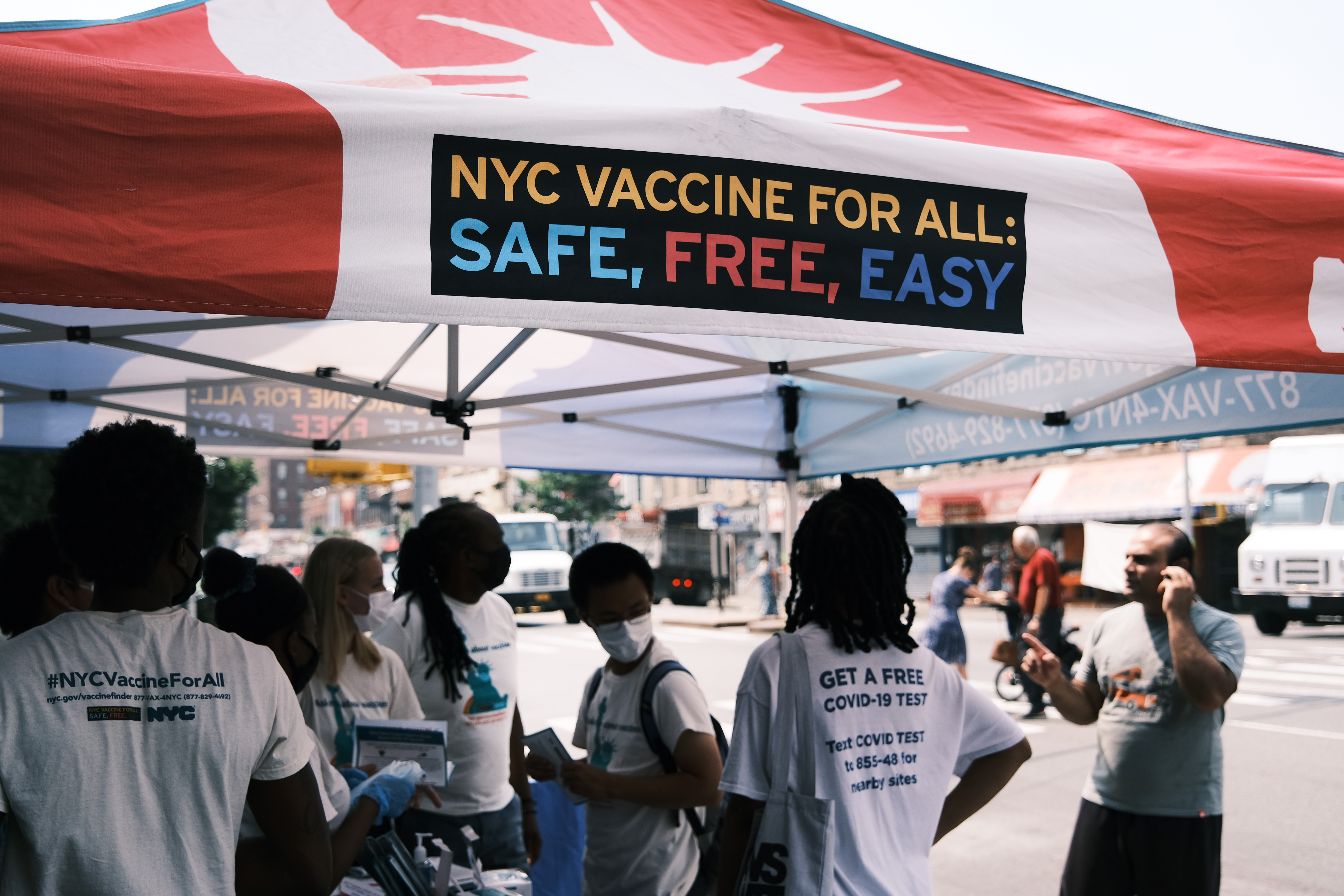 Una farmacia móvil operada por la ciudad anuncia la vacuna COVID-19 en un vecindario cerca de Brighton Beach el 26 de julio de 2021 en el distrito de Brooklyn de la ciudad de Nueva York.
