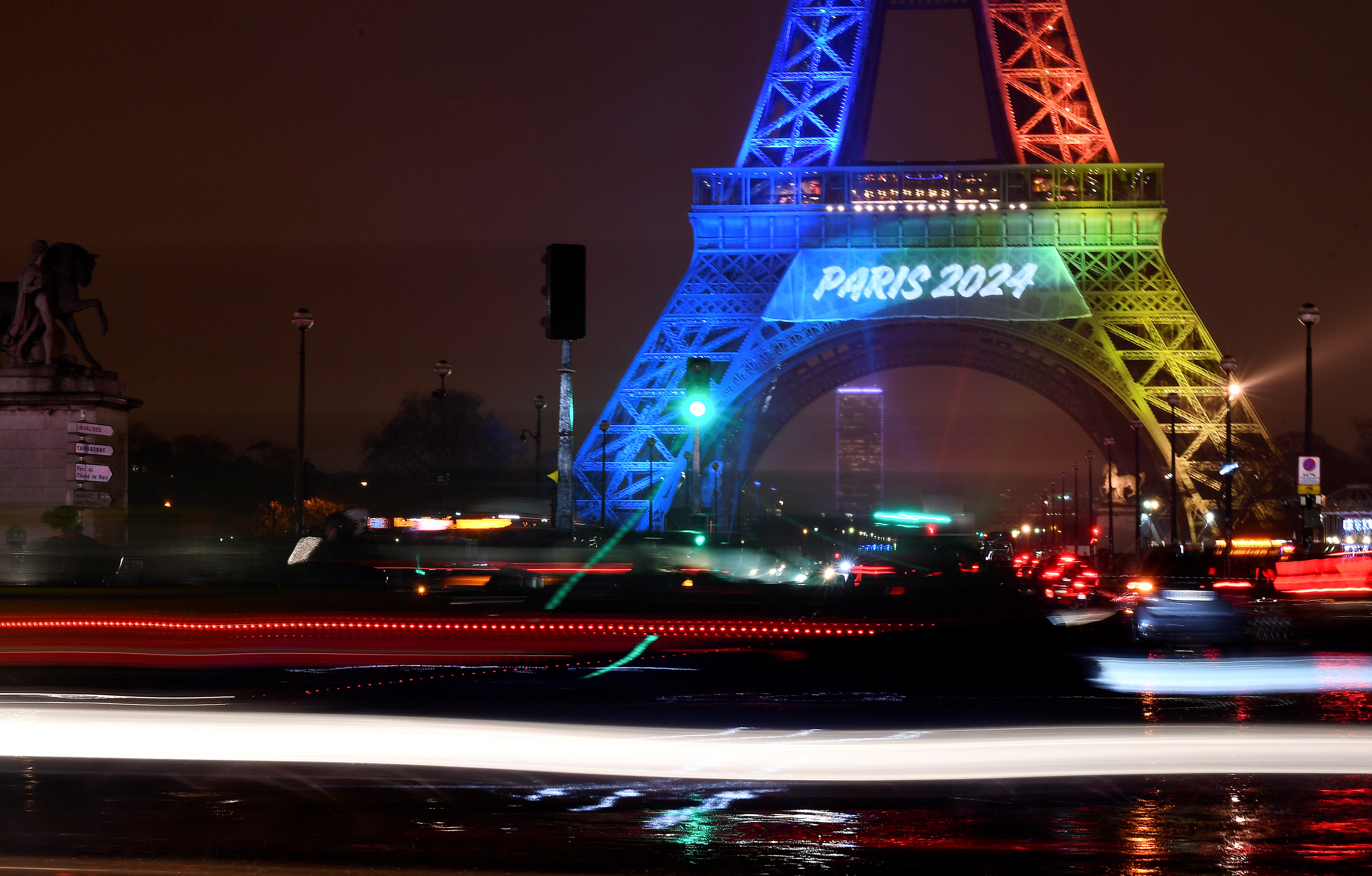 Una fotografía tomada el 3 de febrero de 2017 muestra la Torre Eiffel en París iluminada con los colores de la bandera olímpica durante el lanzamiento de la campaña internacional para la candidatura de París a albergar los Juegos Olímpicos de 2024.