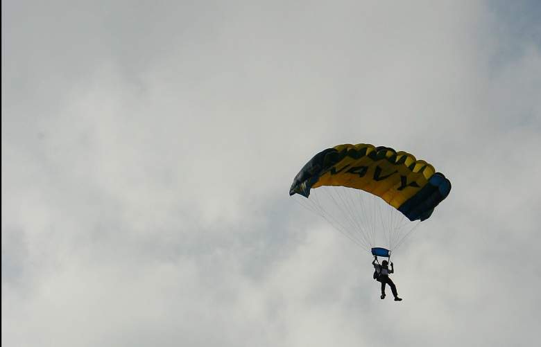 Muere hombre de 35 años tras lanzarse desde un paracaídas en Pensilvania