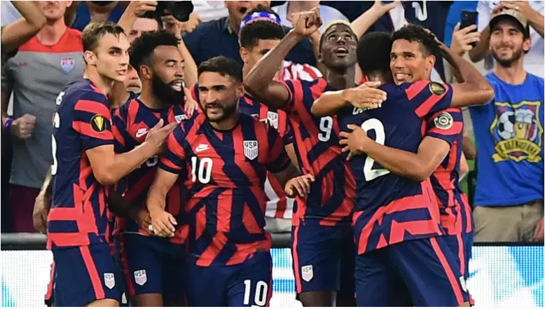 El estadounidense Gyasi Zardes celebra con sus compañeros de equipo después de anotar durante el partido de fútbol semifinal de la Copa Oro de la CONCACAF.