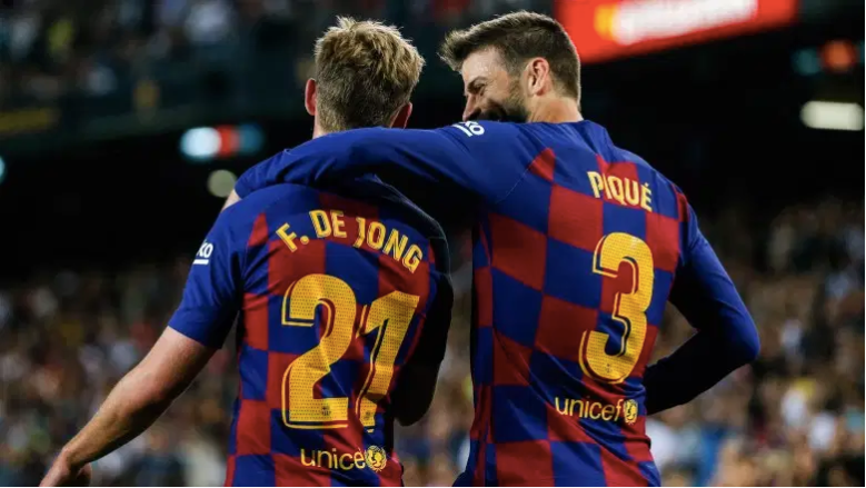 Compañeros del Barcelona Gerard Piqué y Frenkie de Jong