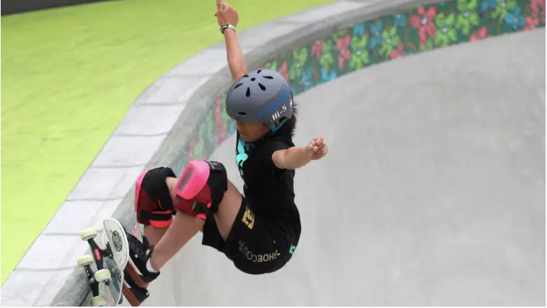 Misugu Okamoto de Japón es una de las principales contendientes en el skateboarding de Women's Park en los Juegos Olímpicos.