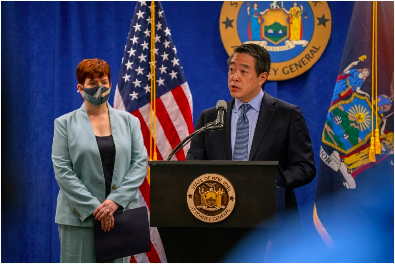 Anne Clark respalda a Joon Kim durante su conferencia de prensa sobre el informe de investigación de acoso sexual de Cuomo.