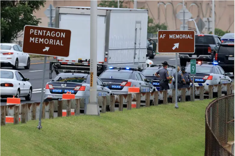Los socorristas de emergencia trabajan en la escena de un tiroteo con múltiples víctimas en una estación de transporte público fuera del Pentágono el 3 de agosto de 2021 en Arlington, Virginia.