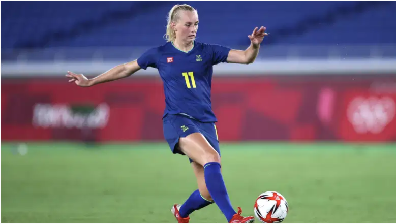 Stina Blackstenius del equipo de Suecia corre con el balón durante el partido de semifinales femeninas entre Australia y Suecia en el día diez de los Juegos Olímpicos de Tokio 2020.