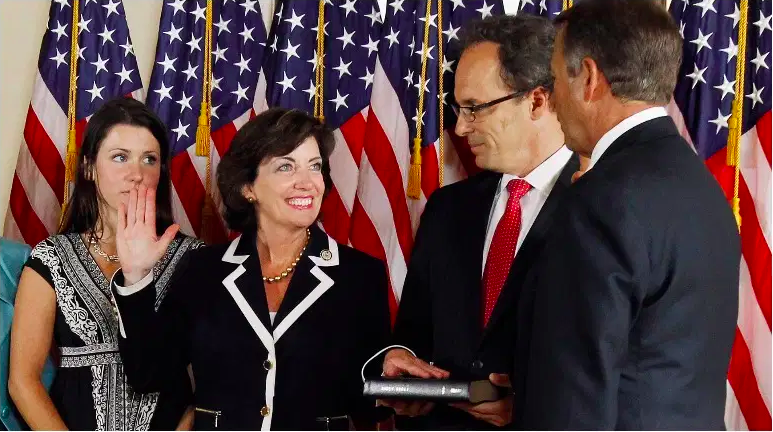 La representante Kathy Hochul (D-NY) con el presidente de la Cámara de Representantes John Boehner (R-OH) (R) y su hija Kathy Hochul (L) y su esposo Bill Hochul en el Capitolio de los Estados Unidos el 1 de junio de 2011 en Washington, DC.