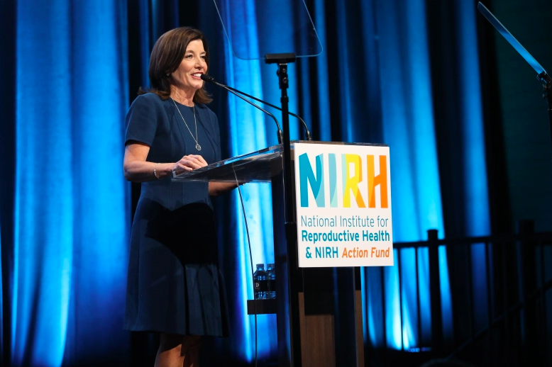 La vicegobernadora de Nueva York, Kathy Hochul, habla en el escenario durante el almuerzo del Campeón de Elección del Instituto Nacional de Salud Reproductiva en el Ziegfeld Ballroom el 30 de abril de 2019 en la ciudad de Nueva York.