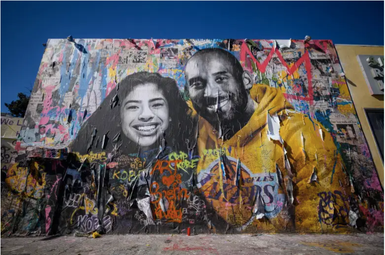 Un mural que representa a Kobe Bryant y su hija Gianna por el artista Mr Brainwash se ve en Los Ángeles.