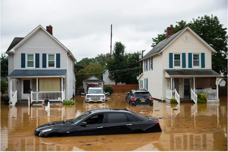Se ve un sedán Cadillac sumergido en una calle residencial luego de una inundación repentina, mientras la tormenta tropical Henri toca tierra, en Helmetta, Nueva Jersey, el 22 de agosto de 2021.