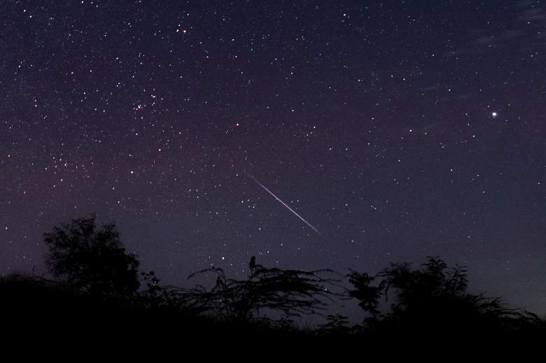 esta foto tomada a fines del 14 de diciembre de 2018 con una exposición prolongada muestra un meteoro atravesando el cielo nocturno sobre Myanmar durante la lluvia de meteoros Gemínidas vista desde el municipio de Wundwin, cerca de la ciudad de Mandalay.